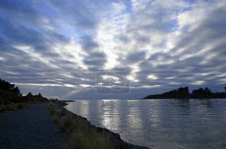 Foto de Boca del río Waimakariri desde la orilla norte en Dawn en primavera, Canterbury, Nueva Zelanda. Un lugar de pesca popular. - Imagen libre de derechos