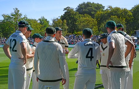 Foto de Christchurch, Nueva Zelanda - 10 de marzo de 2024; Cricket - NZ vs Australia Test Match en el Hagley Oval. Capitán Pat Cummins da a los australianos una charla de equipo antes del inicio del juego. - Imagen libre de derechos