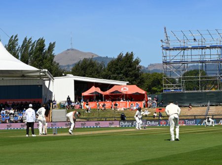 Foto de Christchurch, Nueva Zelanda - 10 de marzo de 2024; Cricket - NZ vs Australia Test Match en el Hagley Oval. Mitchell Starc lanza una bola de esfuerzo a Ravindra. - Imagen libre de derechos