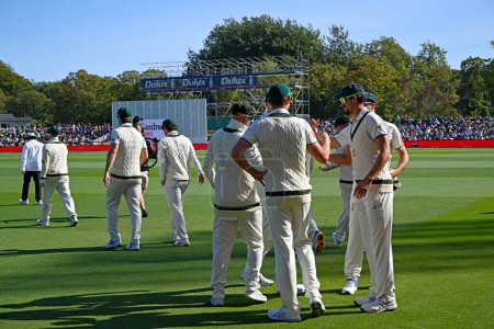 Foto de Christchurch, Nueva Zelanda - 10 de marzo de 2024; Cricket - NZ vs Australia Test Match en el Hagley Oval. High Fives en todas partes mientras los jugadores australianos toman el campo para el tercer día. - Imagen libre de derechos