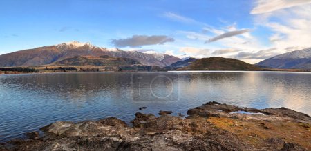 Panorama del Lago Wanaka en un Día del Noroeste, Otago Central, Nueva Zea; y