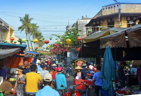 Foto de Hoi An, Vietnam - 03 de junio de 2019; Comida colorida y muy ocupada Hoi An Street Market por la mañana, Vietnam. - Imagen libre de derechos