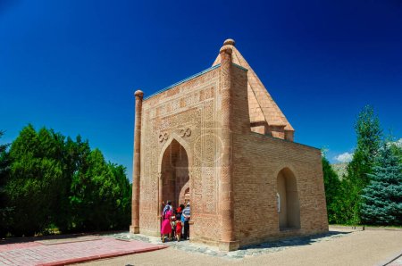 Das Aisha-Bibi, ein Mausoleum-Museum, zeigt eine symbolträchtige Kuppel und kunstvolle Terrakottabilder, die die Größe der karachidischen Architektur aus dem 12. Jahrhundert gegen den weiten Himmel Zentralasiens widerspiegeln..