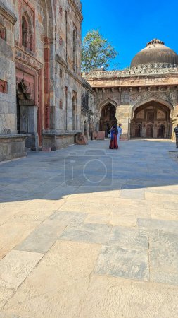 Foto de Delhi, India 25 abr, 2024. Bara Gumbad es un monumento medieval en la mezquita de los Jardines de Lodhi y Mehman Khana de Sikandar Lodhi, gobernante del Sultanato de Delhi. Construido en 1490, durante el reinado de la dinastía Lodhi - Imagen libre de derechos