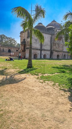 Foto de Delhi, India 25 abr, 2024. Bara Gumbad es un monumento medieval en la mezquita de los Jardines de Lodhi y Mehman Khana de Sikandar Lodhi, gobernante del Sultanato de Delhi. Construido en 1490, durante el reinado de la dinastía Lodhi - Imagen libre de derechos