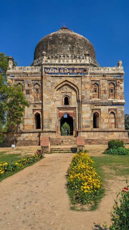 Foto de Bara Gumbad es un monumento medieval en los Jardines de Lodhi, Delhi, India. Mezquita y Mehman Khana de Sikandar Lodhi, gobernante del Sultanato de Delhi. Construido en 1490, durante el reinado de la dinastía Lodhi - Imagen libre de derechos