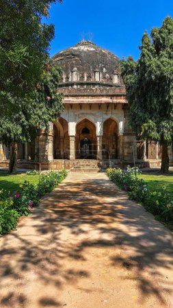 Sikandar Lodi Tomb, Delhi. Monumento medieval, mezquita. Mausoleo histórico, gobernante del Sultanato de Delhi. Reinado de la dinastía Lodhi, arquitectura indoislámica. Cúpula, entradas arqueadas, columnas estriadas.