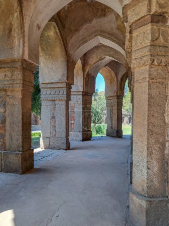 Sikandar Lodi Grab in Delhi gewölbte Korridore, gewölbte Kammern, geschnitzte Sandsteinwände. Antike Handwerkskunst und indo-islamische Architektur, erhaltenes historisches Denkmal von erheblichem Wert