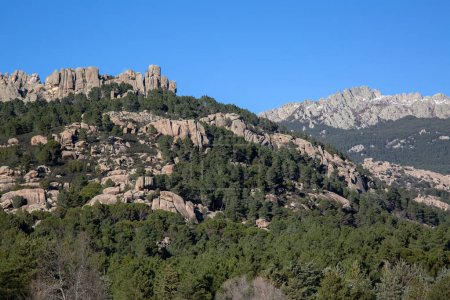 Téléchargez les photos : Formations rocheuses avec neige dans le parc national de Pedriza ; Manzanares ; Madrid ; Espagne - en image libre de droit
