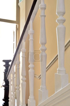 Foto de Balaustres de escalera y husillos de escalera tallados en madera blanca - Imagen libre de derechos