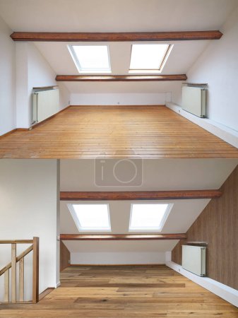 Téléchargez les photos : Grenier intérieur rénové et plancher de bois franc dans une pièce vide. Peinture avant et après - en image libre de droit