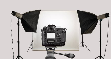 Téléchargez les photos : Caméra noire sur trépied en studio photo. Isolé avec chemin de coupe - en image libre de droit