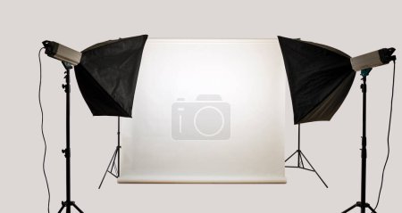 Téléchargez les photos : Deux douces boîtes sur pied illuminaient un fond blanc dans un studio photo. Isolé avec chemin de coupe - en image libre de droit