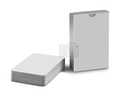 Stapel von Spielkarten mit Schachtel isoliert auf weiß