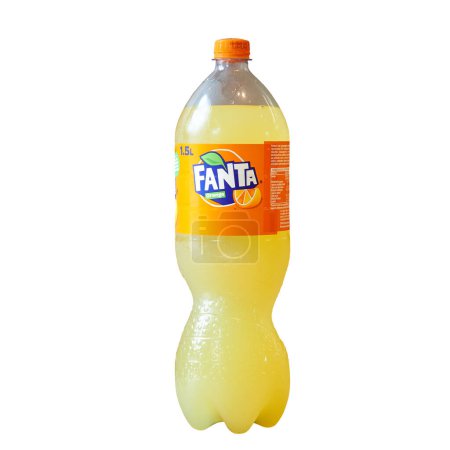 Foto de Bruselas, Bélgica - 21 de julio de 2023; 1L50 botella de bebida carbonatada dulce Fanta naranja sobre fondo blanco, hecha para Bélgica. Marca popular de bebidas - Imagen libre de derechos