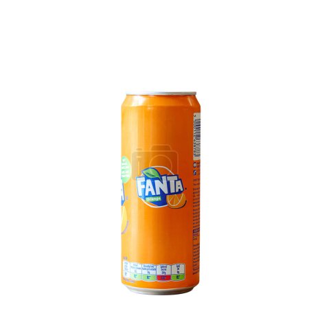 Foto de Bruselas, Bélgica - 21 de julio de 2023; 0L50 lata de bebida carbonatada dulce Fanta naranja sobre fondo blanco, hecha para Bélgica. Marca popular de bebidas - Imagen libre de derechos