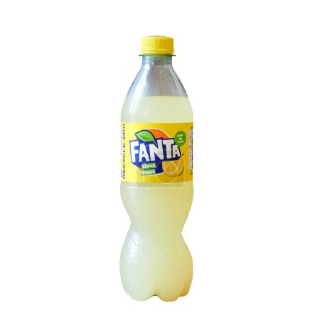 Foto de Bruselas, Bélgica - 21 de julio de 2023; 0L50 botella de bebida carbonatada dulce Fanta limón sobre fondo blanco, hecha para Bélgica. Marca popular de bebidas - Imagen libre de derechos