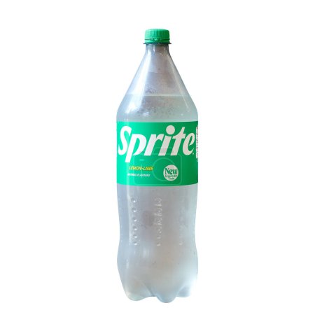 Foto de Bruselas, Bélgica - 21 de julio de 2023; 1L50 botella de bebida carbonatada dulce Sprite sobre fondo blanco, hecha para Bélgica. Marca popular de bebidas - Imagen libre de derechos