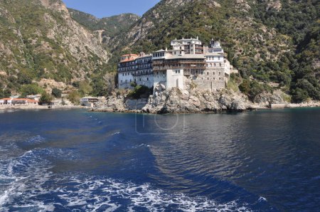 Téléchargez les photos : Le monastère d'Osiou Grigoriou est un monastère construit sur le mont Athos - en image libre de droit