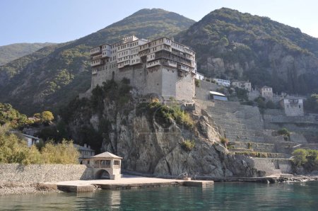Téléchargez les photos : Le monastère de Dionysiou est un monastère construit sur le mont Athos - en image libre de droit