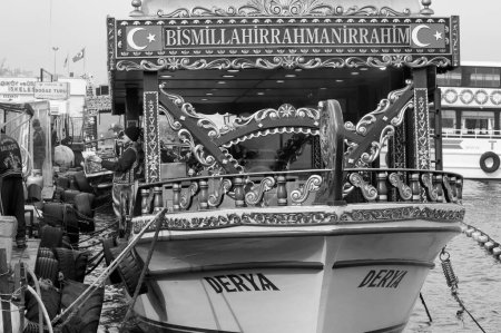 Téléchargez les photos : Turquie, Istanbul, Galata Bridge area ; 27 janvier 2010, un bateau turc transformé en restaurant de fruits de mer - EDITORIAL - en image libre de droit