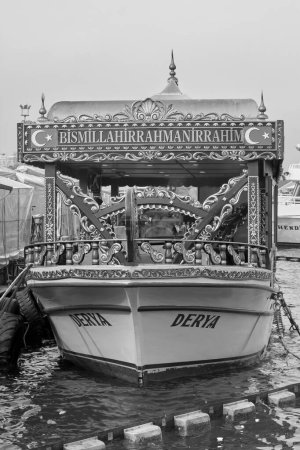 Téléchargez les photos : Turquie, Istanbul, Galata Bridge area ; 27 janvier 2010, un bateau turc transformé en restaurant de fruits de mer - EDITORIAL - en image libre de droit