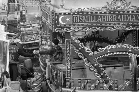 Téléchargez les photos : Turquie, Istanbul, Galata Bridge area ; 27 janvier 2010, bateaux turcs transformés en restaurants de fruits de mer - EDITORIAL - en image libre de droit
