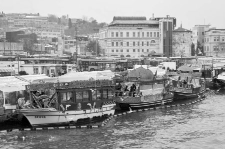 Téléchargez les photos : Turquie, Istanbul, Galata Bridge area ; 27 janvier 2010, personnes et bateaux turcs transformés en restaurants de fruits de mer - EDITORIAL - en image libre de droit
