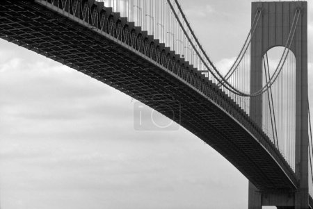Foto de USA, New York, view of the Verrazano Bridge in a cloudy day - Imagen libre de derechos
