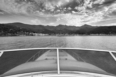 Foto de Italia, Toscana, Isla Elba, vista de la costa y la ciudad de Marciana Marina desde un yate de lujo Azimut 75 ' - Imagen libre de derechos