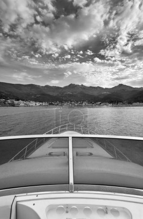 Foto de Italia, Toscana, Isla Elba, vista de la costa y la ciudad de Marciana Marina desde un yate de lujo Azimut 75 ' - Imagen libre de derechos