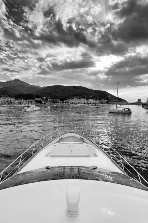 Foto de Italia, Toscana, Isla Elba, entrando en el puerto de Marciana Marina ciudad con un yate de lujo Azimut 75 ' - Imagen libre de derechos