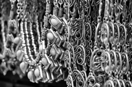 Téléchargez les photos : Turquie, Istanbul, Grand Bazar (Kapalicarsi), Turquie, Istanbul, colliers en argent turque faits main à vendre - en image libre de droit