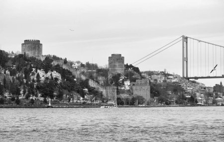 Türkei, Istanbul, die Festung Rumeli vom Bosporus aus gesehen, die von Mehmet dem Eroberer 1452 zur Kontrolle und zum Schutz des Kanals erbaut wurde
