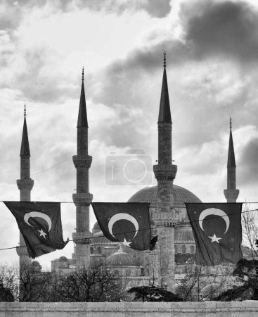 Foto de Turquía, Estambul, banderas turcas y la Mezquita Imperial Sultanahmet, también conocida como Mezquita Azul (construida en el siglo XVII por el arquitecto Mehmet)) - Imagen libre de derechos