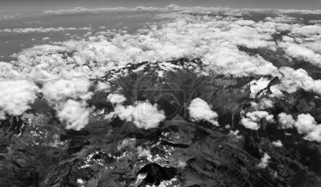 Téléchargez les photos : Italie, vue aérienne des Alpes italiennes et quelques nuages - en image libre de droit