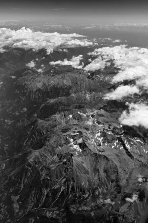 Téléchargez les photos : Italie, vue aérienne des Alpes italiennes et quelques nuages - en image libre de droit