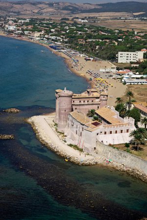 Italia, Lacio, Ladispoli (Roma); vista aérea de la costa tirrénica y del castillo de Odescalchi (1500 a.c..)
