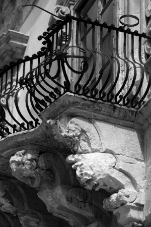 Italien, Sizilien, Scicli (Provinz Ragusa), die barocke Fassade des Palazzo Beneventano mit ornamentalen Statuen unter einem Balkon (18. Jahrhundert n.Chr.).)