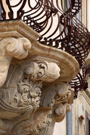 Italien, Sizilien, Scicli (Provinz Ragusa), die barocke Fassade des Palazzo Beneventano mit ornamentalen Statuen unter einem Balkon (18. Jahrhundert n.Chr.).)