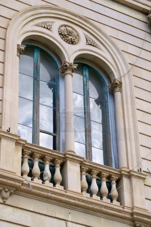 Italien, Sizilien, Scicli (Provinz Ragusa), Fenster des barocken Rathauses in der Mormino-Penna-Straße