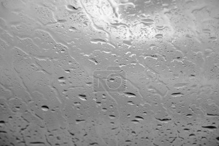 Foto de Gotas de lluvia en un cristal de ventana - Imagen libre de derechos