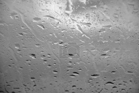 Foto de Gotas de lluvia en un cristal de ventana - Imagen libre de derechos