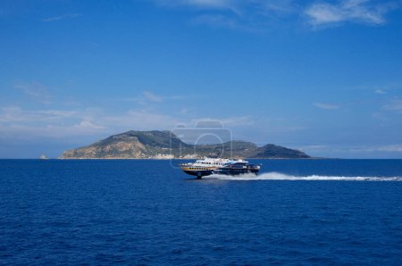 Foto de Italia, Sicilia, Mar Mediterráneo, Archipiélago Egadi, Isla Levanzo (Provincia de Trapani); 22 de marzo de 2024, vista de un hidroplano y la costa rocosa de la isla - EDITORIAL - Imagen libre de derechos