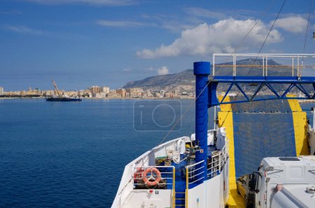 Italia, sicily, trapani; vista de la ciudad y la costa desde un ferry 