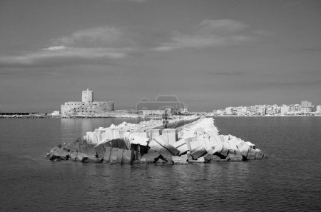 Italia, sicily, trapani; vista de la ciudad y el puerto desde un ferry 