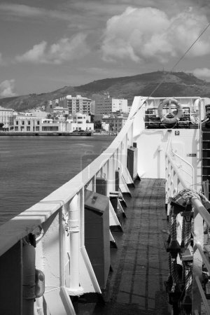 Italia, sicily, trapani; 22 de marzo de 2024, vista de la ciudad y la costa desde un ferry - EDITORIAL