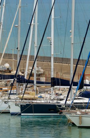 Foto de Italia, Sicilia, Mar Mediterráneo, Marina di Ragusa (Provincia de Ragusa); 22 de abril de 2024, yates de lujo en el puerto - EDITORIAL - Imagen libre de derechos