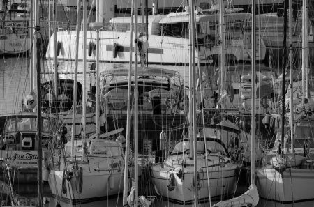 Foto de Italia, Sicilia, Mar Mediterráneo, Marina di Ragusa (Provincia de Ragusa); 10 de mayo de 2024, yates de lujo en el puerto - EDITORIAL - Imagen libre de derechos