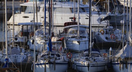 Foto de Italia, Sicilia, Mar Mediterráneo, Marina di Ragusa (Provincia de Ragusa); 10 de mayo de 2024, yates de lujo en el puerto - EDITORIAL - Imagen libre de derechos